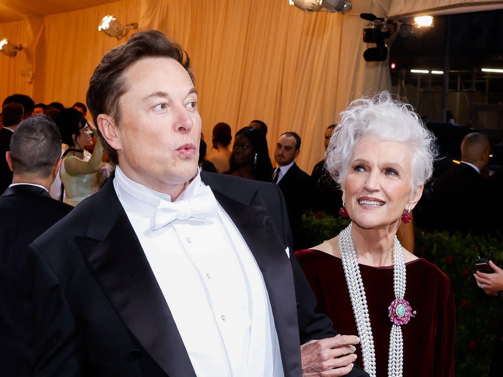 Mutter und Sohn bei der Met Gala in New York: Maye und Elon Musk. (Bild: imago/UPI Photo)