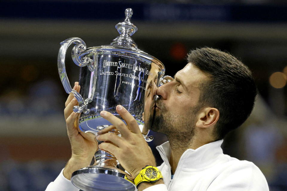 En dominant Daniil Medvedev (6-3, 7-6 (7/5), 6-3) en finale de l'US Open dimanche soir, Novak Djokovic s'est adjugé un 24e titre du grand chelem et égale le record absolu de Margaret Court.  - Credit:KENA BETANCUR / AFP