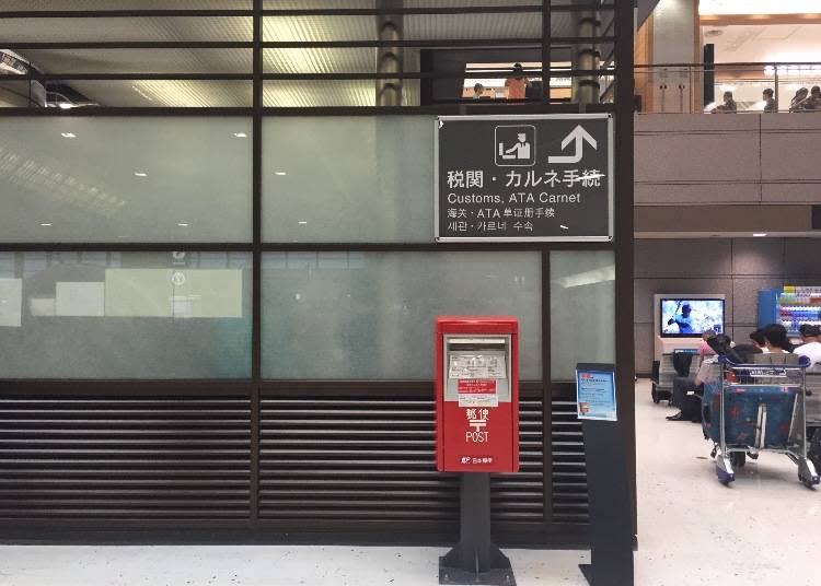 成田機場出境大廳出發口前