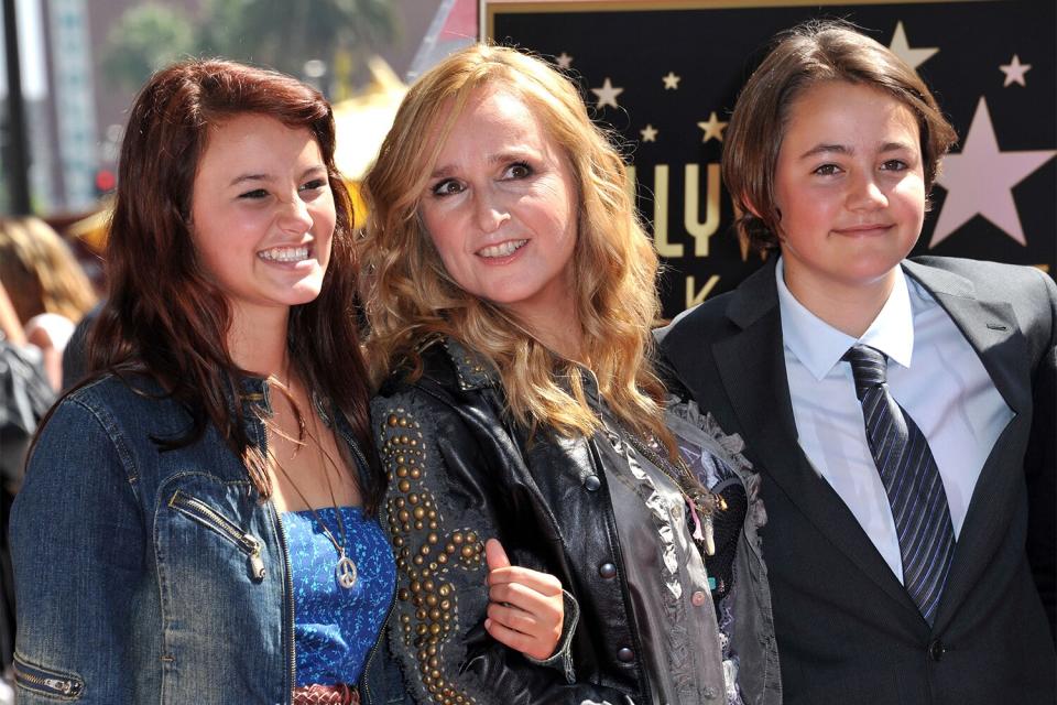 This photo taken on September 27, 2011 shows singer Melissa Etheridge (C) posing with her son Beckett (R) and her daughter Bailey during her Walk of Fame ceremony held at the Hard Rock cafe in Hollywood. - Beckett Cypher, the singer's son with former partner Julie Cypher, has died at the age of 21. A Tweet sent on May 13, 2020 from Melissa Etheridge's official account reads: "We're sad to inform you that Melissa's son Beckett passed away and there will not be a Concerts From Home show today. -#TeamME" (Photo by Chris DELMAS / AFP) (Photo by CHRIS DELMAS/AFP via Getty Images)