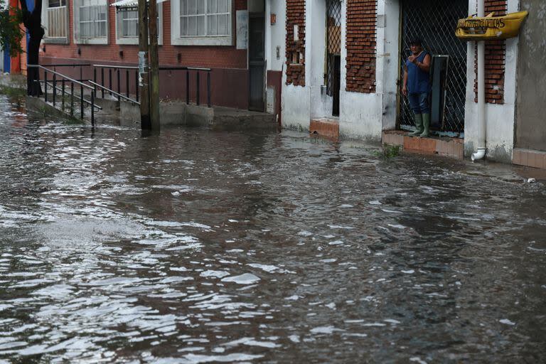 Valentín Alsina, en Lanús, bajo el agua