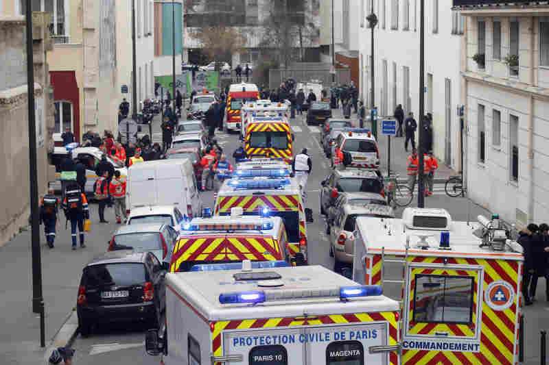 2015年1月7日，法國《查理周刊》遭到槍手攻擊，多輛救護車在《查理周刊》外頭街道待命（美聯社）