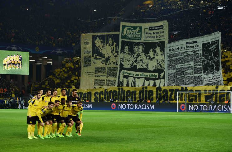 <p>La dernière réalisation en date de la Südtribüne, un tifo représentant des Unes de presse avec le message : “demain, les journaux écriront encore : le Borussia élimine le Benfica”. Correct : en s’imposant 4-0, les partenaires d’Aubameyang gagnent le droit d’affronter Monaco en quart de finale de Ligue des Champions. Et les supporters, que vont-ils nous réserver ce mardi soir ?</p>