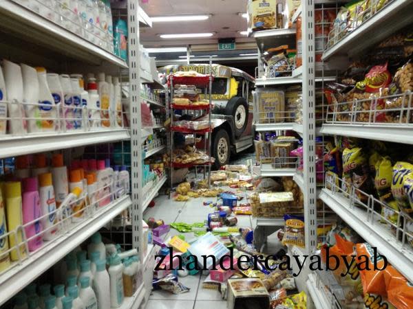 A passenger jeepney lost its brakes and hit a Mercury Drug store in Taft corner Padre Faura in Manila on September 12. Fortunately, no one was hurt in the incident. Photos from Zhander Cayabyab, used with permission.