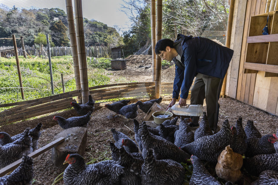 Kohei Saito, un profesor de filosofía en la Universidad de Tokio que hace apariciones frecuentes en los medios de comunicación japoneses para hablar de sus ideas, en su casa en Tokio el 16 de marzo de 2023. (Shiho Fukada/The New York Times)