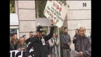 Continuan las protestas contra los desahucios. Esta mañana en Bilbao se ha llevado a cabo un acto reivindicativo en el que se ha entregado un "diploma" simbólico a la Kutxa por su labor para favorecer los desalojos. Es la manera de los afectados de denunciar los desahucios que ha llevado a cabo esta entidad bancaria. 