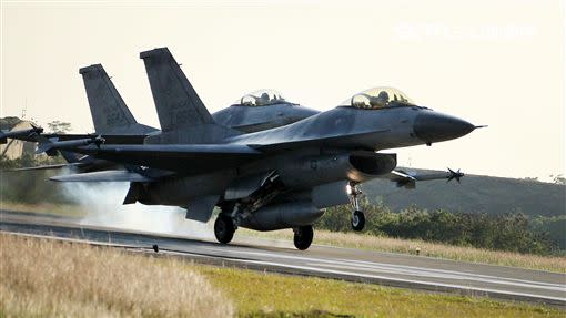  清泉崗一架F-16V測試機，被發現穿越海峽中線，直飛中國莆田上空。（圖／記者秋蓉及攝影）