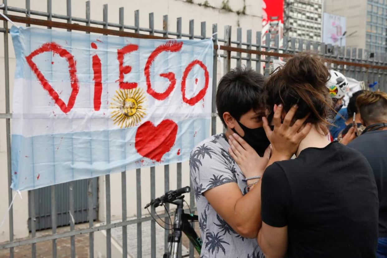 El dolor de los admiradores de Diego Maradona, en la zona del Obelisco