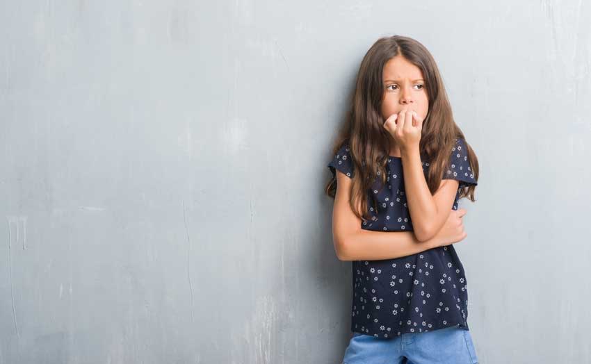 Niña mordiéndose las uñas