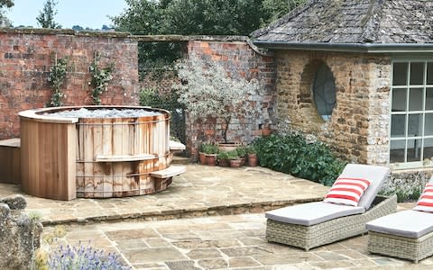 Thorpe Manor hot tub garden