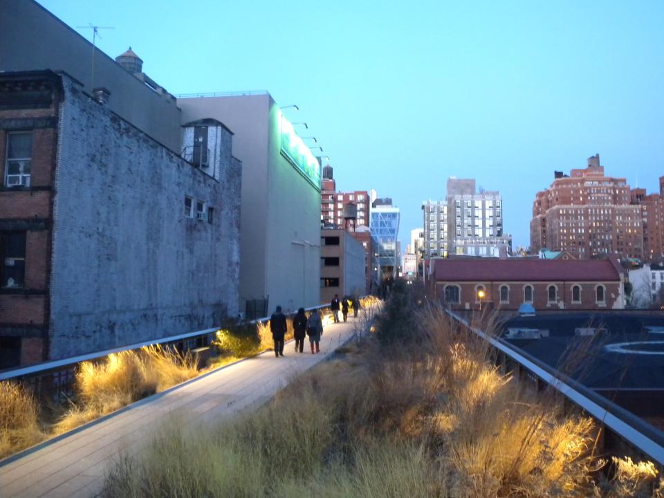 Vista al atardecer del paseo elevado High Line de <b>New York</b>.