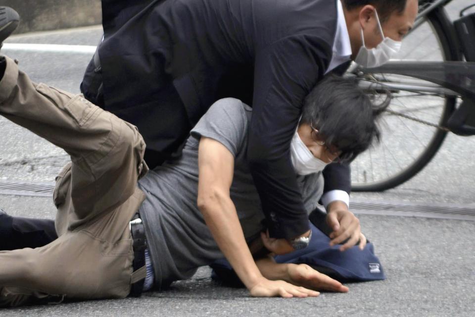 槍殺前日本首相安倍晉三的凶嫌山上徹也，當場遭壓制移送警署。（路透社）