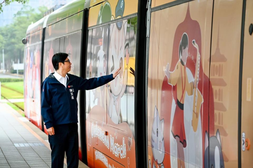 高雄市政府攜手高雄捷運公司打造期間限定版「柑橘號」，高雄市長陳其邁在列車上路首日也前往搭乘體驗。高市府提供