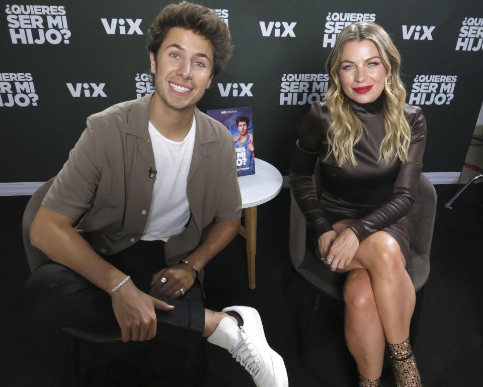 Los actores mexicanos Juanpa Zurita, izquierda, y Ludwika Paleta posan durante una entrevista para promover la película "¿Quieres ser mi hijo?" en la Ciudad de México el 14 de agosto de 2023. (Foto AP/Berenice Bautista)