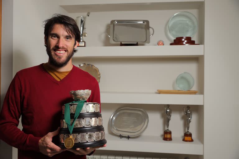 Mayer, hace unos días durante una entrevista con LA NACION, en su casa de City Bell, luciendo la réplica de la Copa Davis que tienen los campeones del certamen.