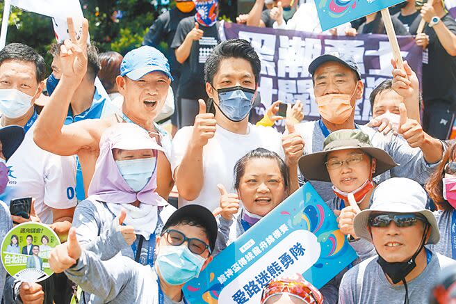 國民黨台北市長參選人、立委蔣萬安將與戰鬥藍合體，打贏年底選戰。圖為蔣萬安（中）26日出席「第17屆鯨神盃」傳統龍舟錦標賽開幕儀式。（鄧博仁攝）