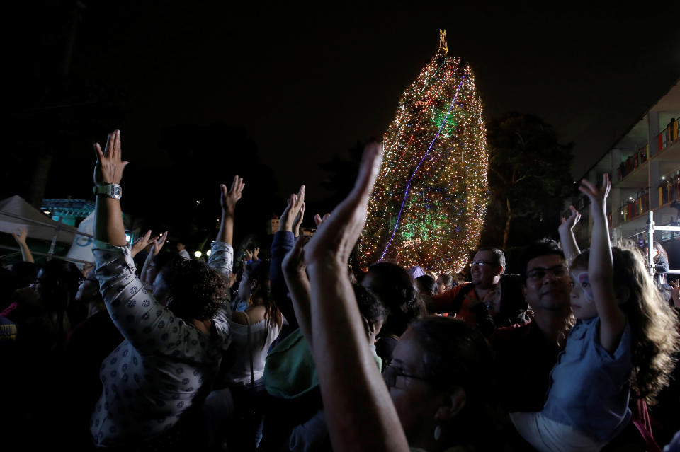 <p>Vor einem Kinderkrankenhaus in San José, Costa Rica, wird eine Weihnachtszeremonie mit leuchtenden Christbäumen abgehalten. (Bild: Reuters) </p>