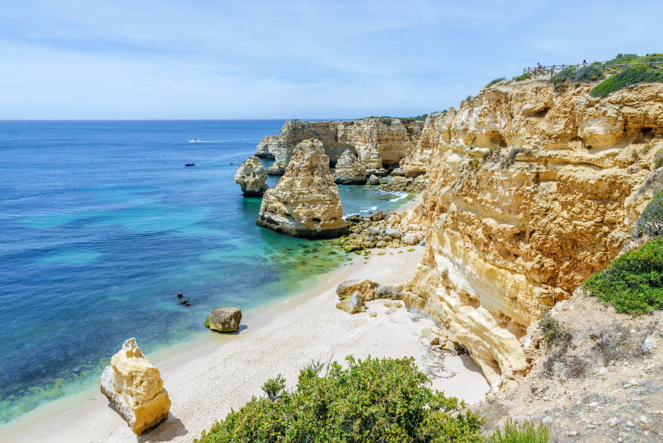 Après les Açores et l'Alentejo, une autre région du Portugal se détache dans se classement : l'Algarve. Sa diversité de paysages offre à ses visiteurs une multitude d'activités.