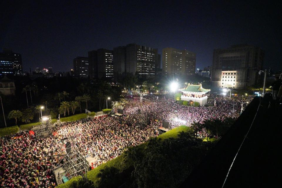 民進黨11日晚間凱道造勢，主持人喊到現場20萬人。（賴清德團隊提供）