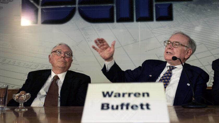 TEFFEN, ISRAEL – SEPTEMBER 18: American billionaire investor Warren Buffett (R) gives a press conference with his business partner Charlie Munger at the Iscar Metalworking headquarters September 18, 2006 in the Teffen industrial zone in northern Israel. Buffett, whose company Berkshire Hathaway bought an interest in Iscar Metalworking for USD 4 billion earlier this year, is on a two–day tour of Israel, visiting Iscar's plants and meeting with Israeli political and business leaders. (Photo by David Silverman/Getty Images) @@*@@*@@* Local Caption @@*@@*@@* Warren Buffett; Charlie Munger