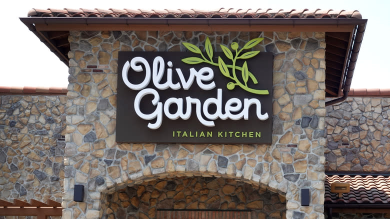 Olive Garden storefront entrance