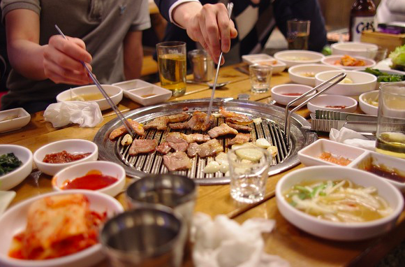 來韓國旅行怎能少了一頓正宗的烤五花肉，紅白肥瘦相間、層次分明的厚五花放在鐵板上發出滋滋的響聲，豬肉特有的香味瞬間被激發出來，讓人垂涎欲滴。