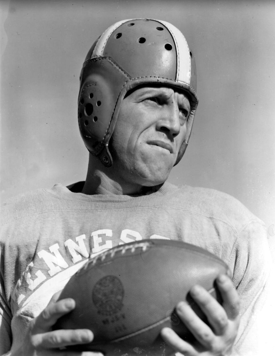 George Cafego, mariscal de campo All-American de 21 años de los Tennessee Vols, en Knoxville, Tennessee, el 14 de noviembre de 1939. (Foto AP)