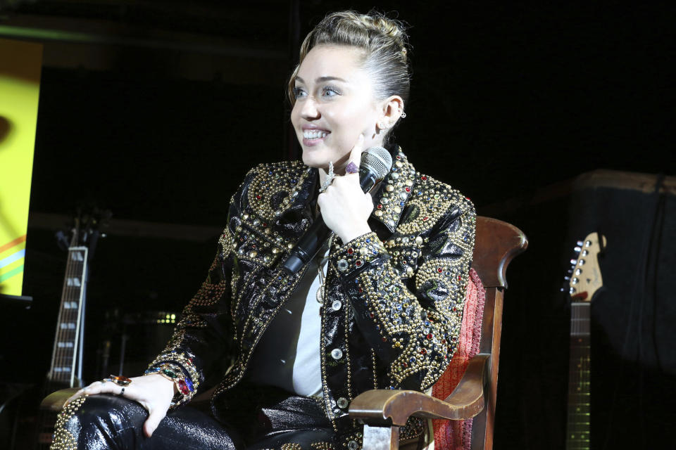 Miley ist ganz vernarrt in ihre Schuhkollektion. (Bild: AP Photo)
