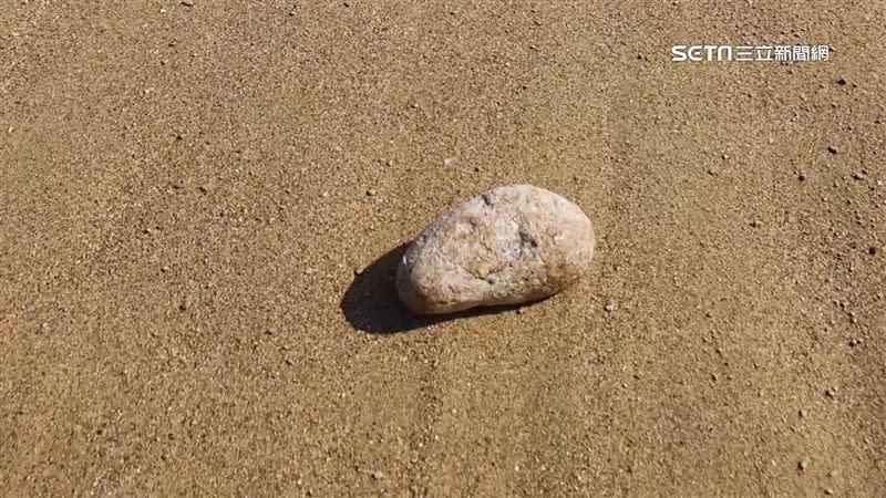 柯先生淨灘，發現白色的石頭有奇特的香味飄出。