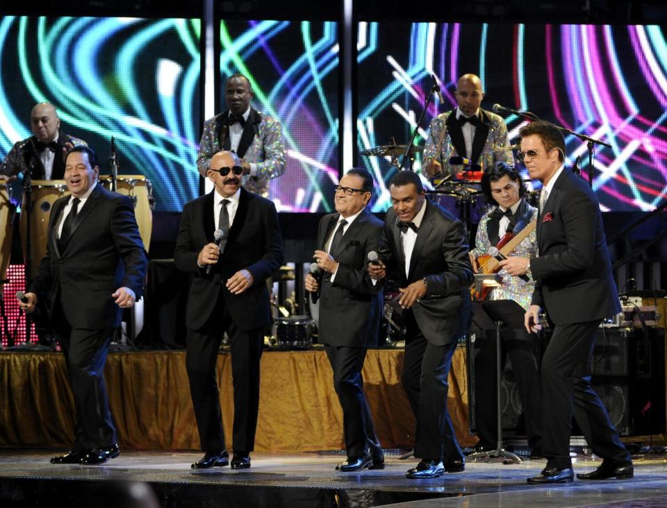 Oscar D' Leon (centro junto a Tito Nieves, Ismael Miranda, José Alberto El Canario y Willy Chirino.