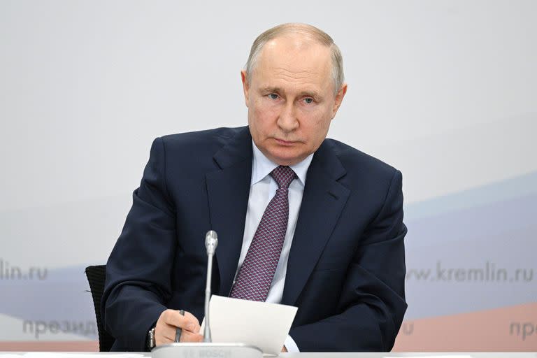 El presidente ruso Vladimir Putin asiste a una reunión sobre el desarrollo de entidades administrativas y asentamientos cerrados en la zona ártica de Rusia el 20 de julio de 2023.
