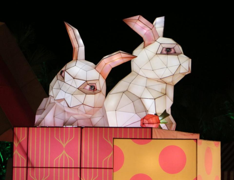 花蓮太平洋燈會打造全台最盛大多元的科技藝術兔年生肖主燈「鏡花水月」。(記者林有清攝)