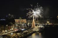 Fireworks explode over Skepsbron street during New Year's Eve celebrations in central Stockholm late December 31, 2013. REUTERS/Anders Wiklund/TT News Agency (SWEDEN - Tags: SOCIETY) ATTENTION EDITORS - THIS IMAGE HAS BEEN SUPPLIED BY A THIRD PARTY. IT IS DISTRIBUTED, EXACTLY AS RECEIVED BY REUTERS, AS A SERVICE TO CLIENTS. SWEDEN OUT. NO COMMERCIAL OR EDITORIAL SALES IN SWEDEN. NO COMERCIAL SALES