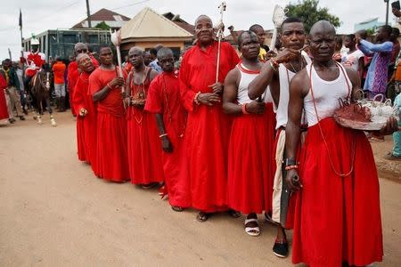 Traditional cult members carry sacrifices at a procession during the coronation of Oba of Benin, Eheneden Erediauwa, outside the Oba's palace in Benin city, Nigeria October 20, 2016.REUTERS/Akintunde Akinleye