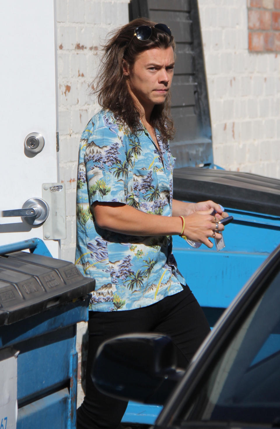 Harry Styles im Hawaii-Hemd? Nein, er hat sich nicht im Kleiderschrank vergriffen. Die Teile sind einfach wieder total modern. Durch die wilden Muster muss man untenrum aber etwas dezenter auftreten, nette Beispiele für das richtige Styling gibt es hier ja schon seit Jahrzehnten.