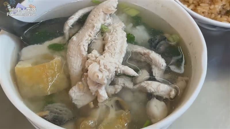 50元虱目魚粥整碗滿滿的用料。（圖／台南人帶路 授權）