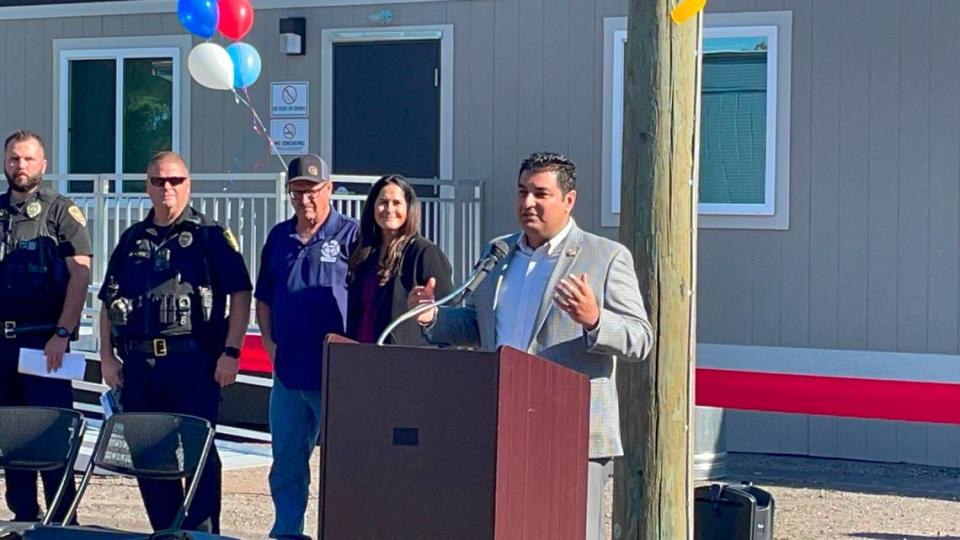 El alcalde de Manteca, California, Gary Singh, habla en la inauguración, el 16 de abril de 2024, de la primera etapa de un centro de atención para personas sin hogar.