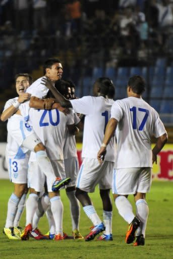 Jugadores de Guatemala celebran un gol contra EEUU en encuentro de eliminatorias de CONCACAF para el Mundial de Brasil-2014 en el estadio Mateo Flores de Ciudad de Guatemala el 12 de junio de 2012. (AFP | luis soto)