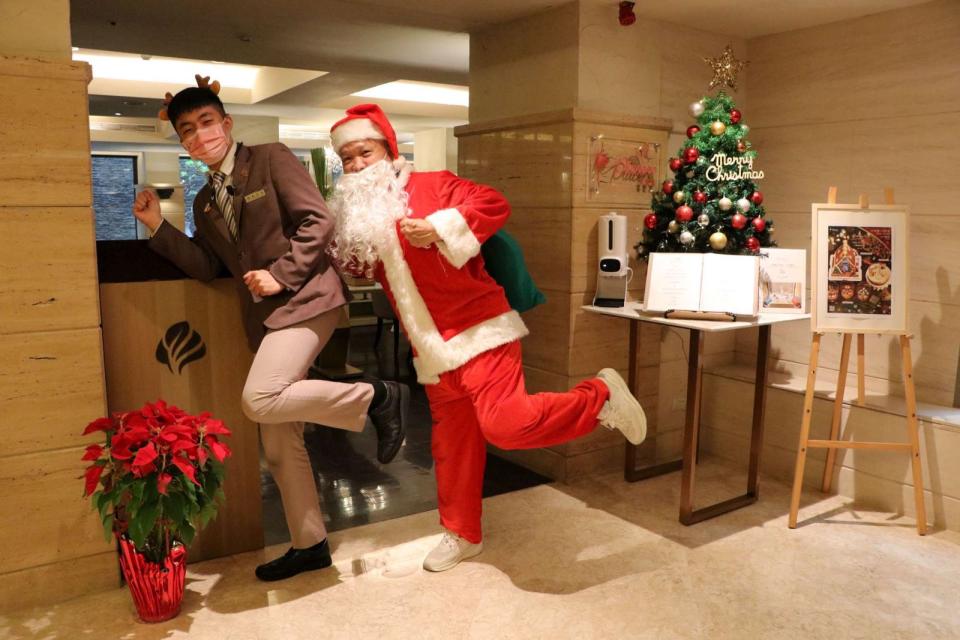 「大地酒店」推出有耶誕老人裝扮至喜歡西餐廳可享第二套半價優惠。（大地酒店提供）