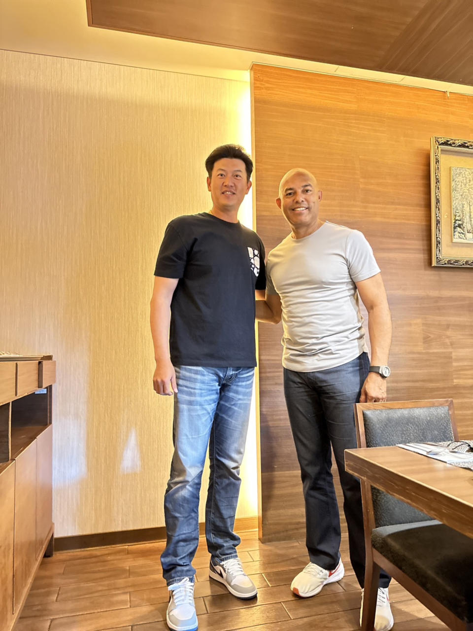 美國職棒傳奇球星李維拉（Mariano Rivera）（右）來台將擔任金天晚上世界棒球經典賽台灣與巴拿馬比賽開球嘉賓。李維拉上午與老隊友王建民（左）相見歡。（悍創運動行銷提供）
