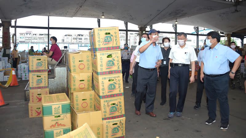 ▲台北市長柯文哲與副市長黃珊珊，23日清晨六時前往北農進行視察。柯文哲也囑咐北農繼續維持防疫，讓批發市場穩定。（圖／台北市政府提供）