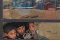 Displaced Iraqis wait to enter Hamam al-Alil camp south of Mosul, Iraq March 10, 2017. REUTERS/Suhaib Salem