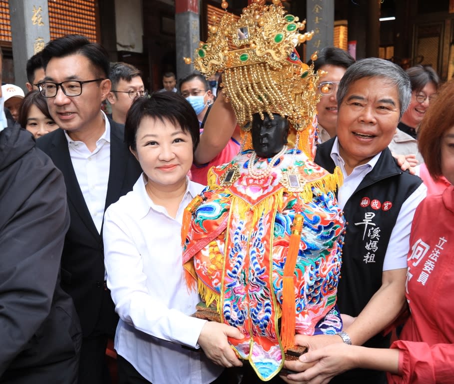 《圖說》台中市長盧秀燕恭送旱溪媽祖起駕。