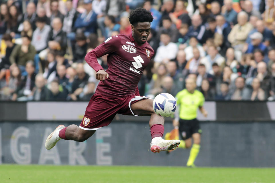 Ola Aina de Torino controla el balón durante el partido de la Serie A italiana contra el Udinese, en Udine, Italia, el domingo 23 de octubre de 2022. (Andrea Bressanutti/LaPresse vía AP)