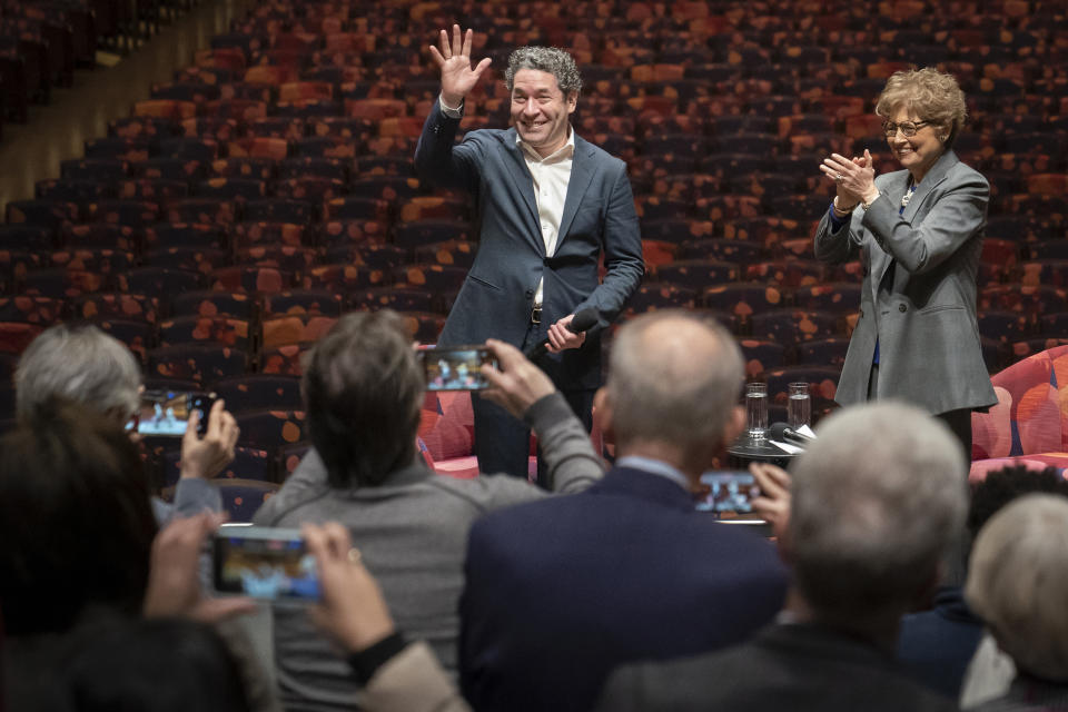 Gustavo Dudamel es presentado como el 27o director artístico y musical de la Filarmónica de Nueva York el 20 de febrero de 2023 en la renovada Sala David Geffen en el Lincoln Center para las Artes Escénicas en Nueva York. (Foto AP/John Minchillo)