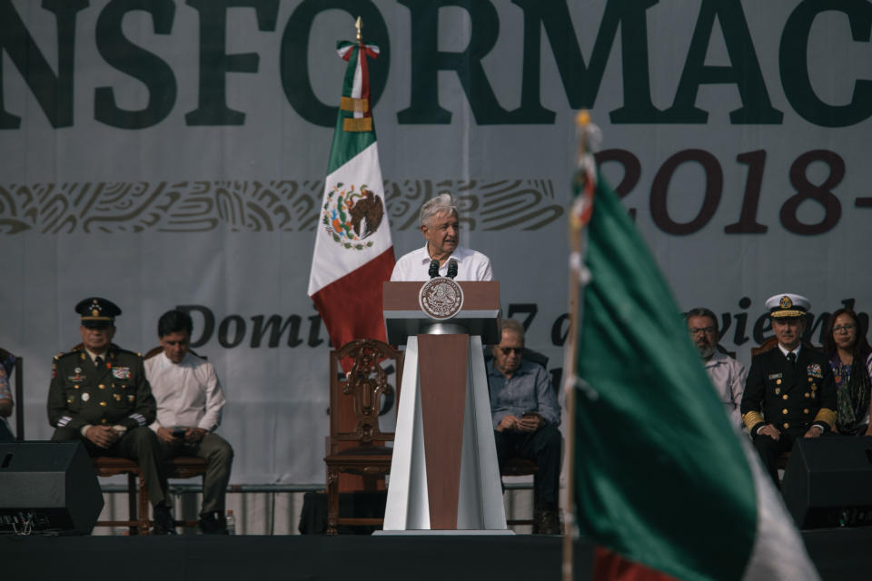 Miles de personas acudieron al zócalo de la Ciudad de México en noviembre en apoyo de los cambios electorales propuestos por el presidente Andrés Manuel López Obrador. (Luis Antonio Rojas/The New York Times)