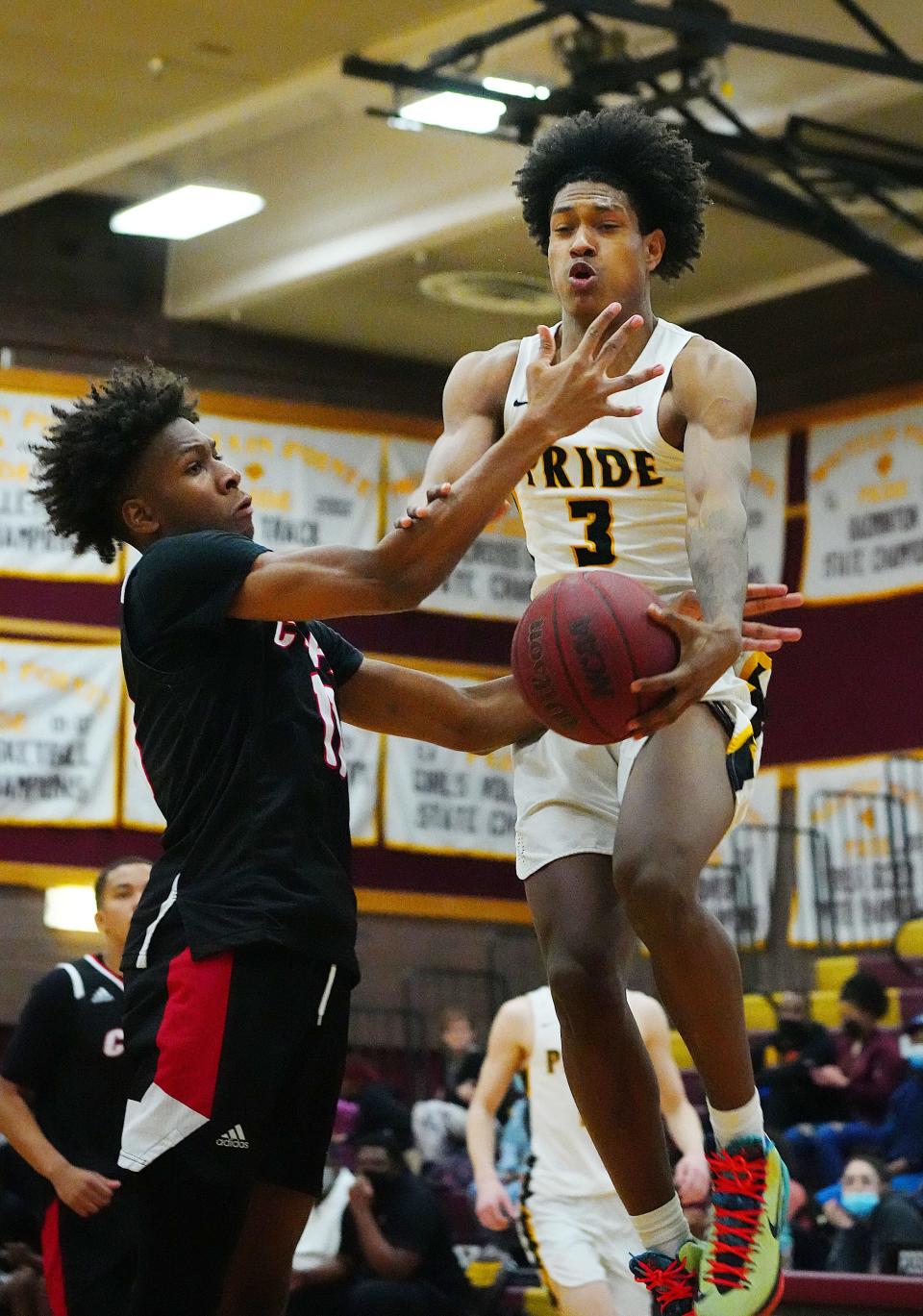 Jan 27, 2022; Phoenix, Arizona, USA; MaricopaÕs Kallai Patton (11) defends Mountain PointeÕs Tru Washington }(3) during a game at Mountain Pointe High School. Mandatory Credit: Patrick Breen-The Republic