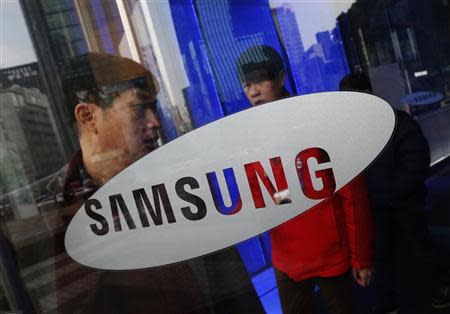 A man walks out of Samsung Electronics' headquarters in Seoul January 6, 2014. REUTERS/Kim Hong-Ji