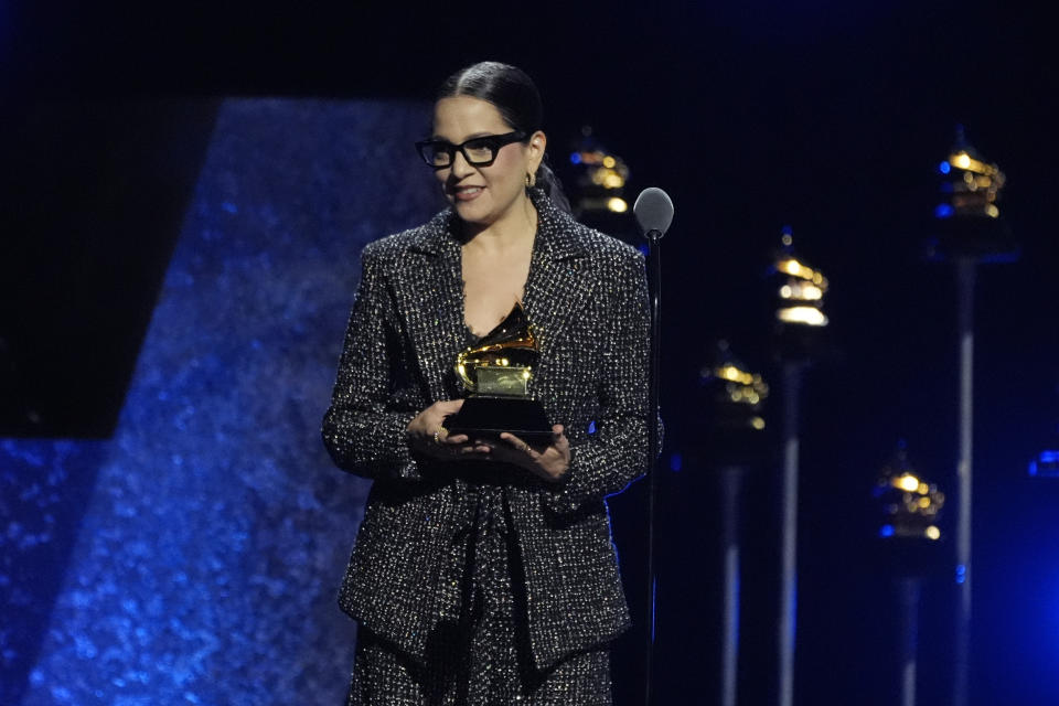 Presenter Natalia Lafourcade en el escenario de la 66a entrega anual de los Premios Grammy el domingo 4 de febrero de 2024 en Los Ángeles. (Foto AP/Chris Pizzello)