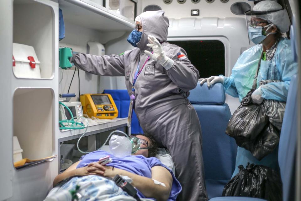 Medics rescue a patient in critical conditions after being infected by coronavirus in Brazil (Getty Images)